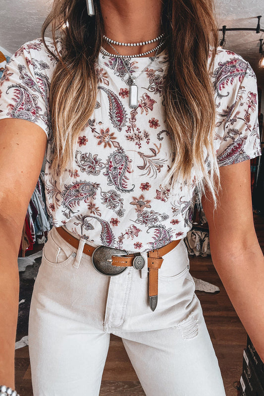 Camiseta blanca vintage con cuello alto y estampado de cachemira