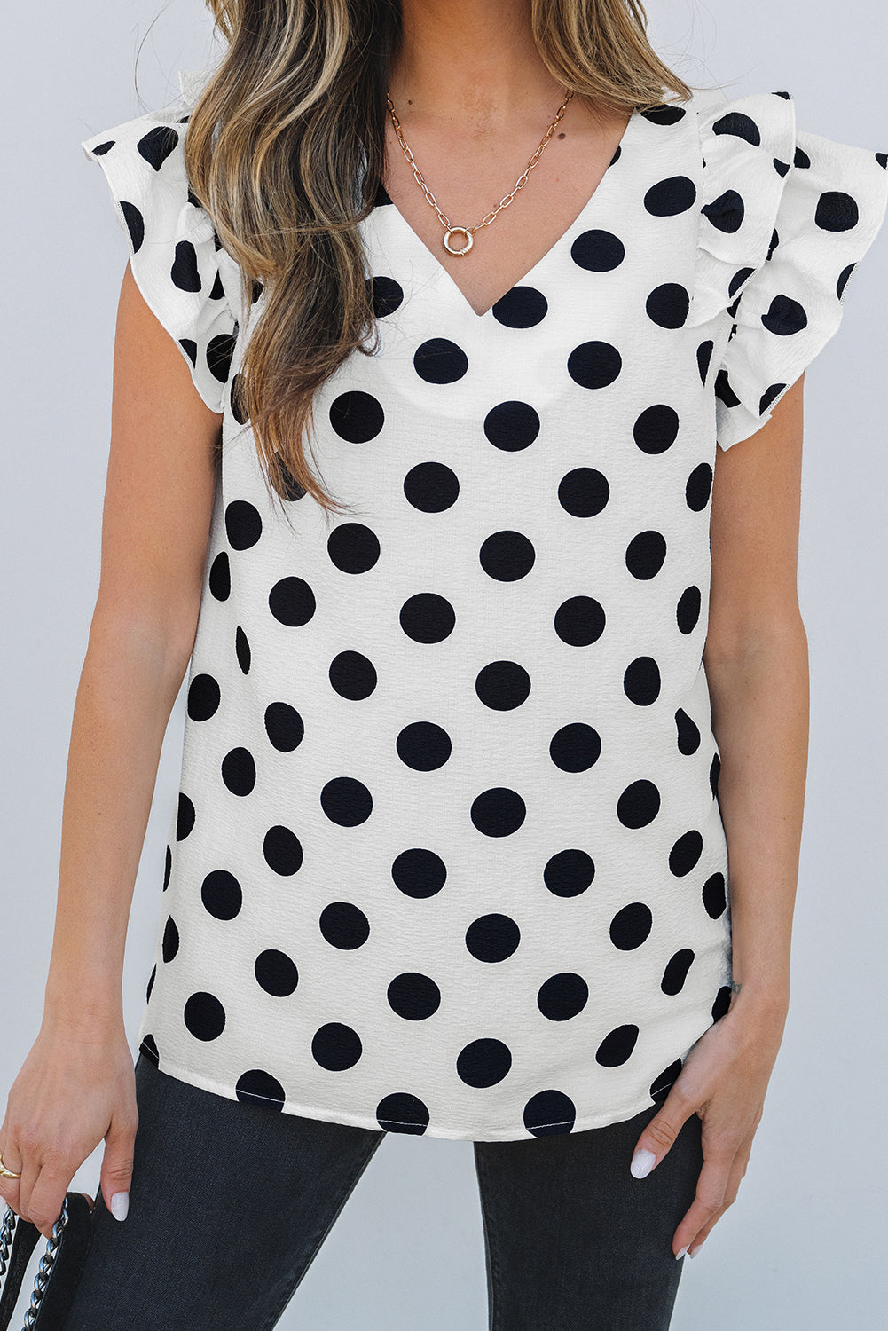 Blusa con escote en V y mangas con volantes y estampado de lunares blancos