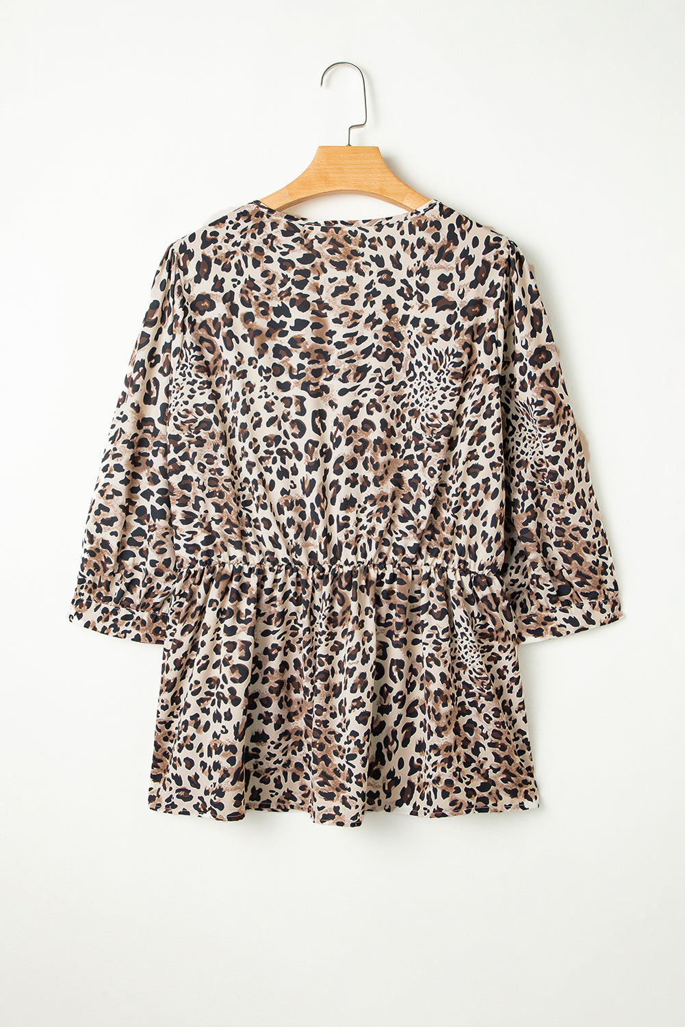 Blusa con volantes, mangas 3/4 y estampado de leopardo en color caqui, con cordones, talla grande