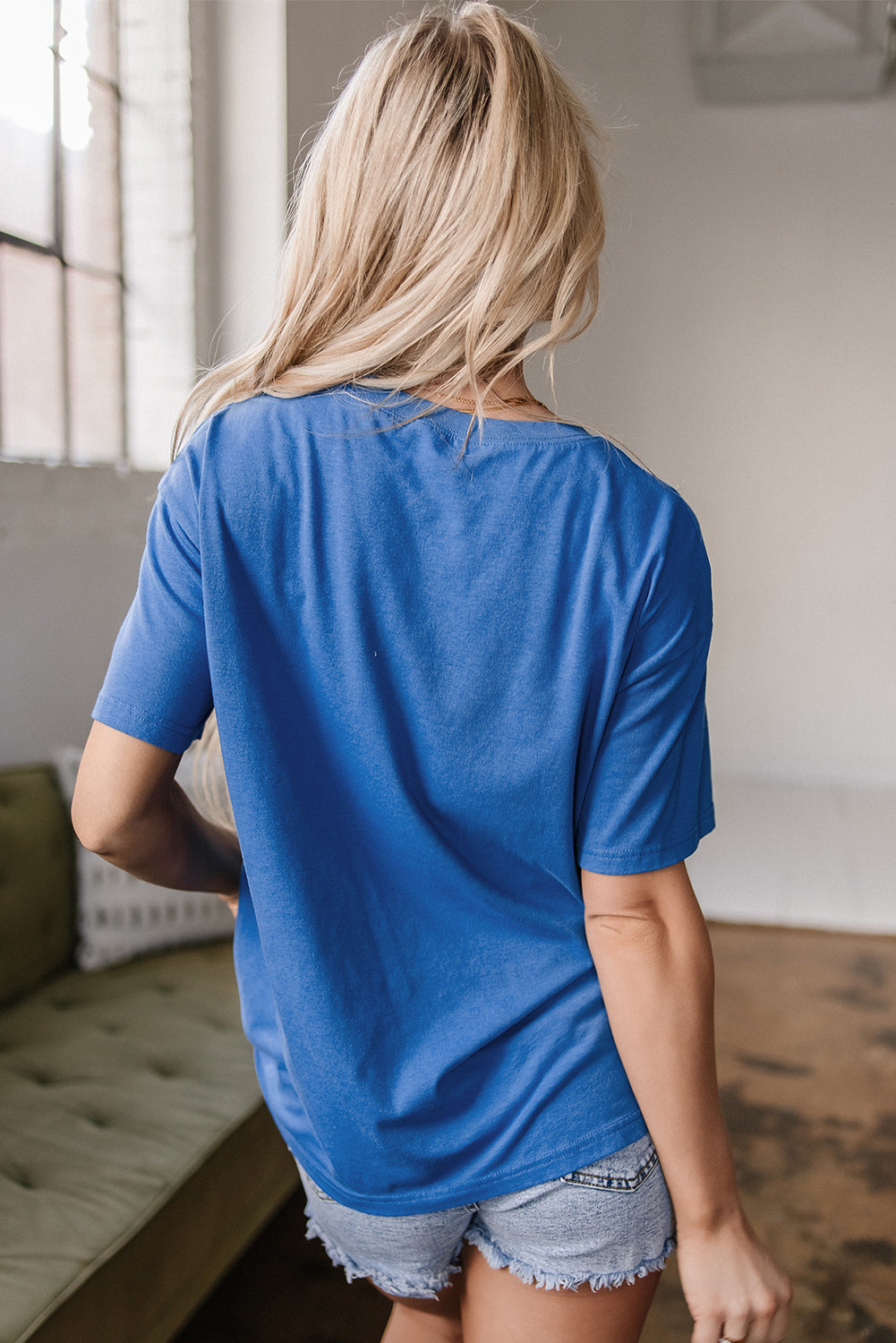 Camiseta azul cielo con gráfico de letras MOTHERHOOD vintage