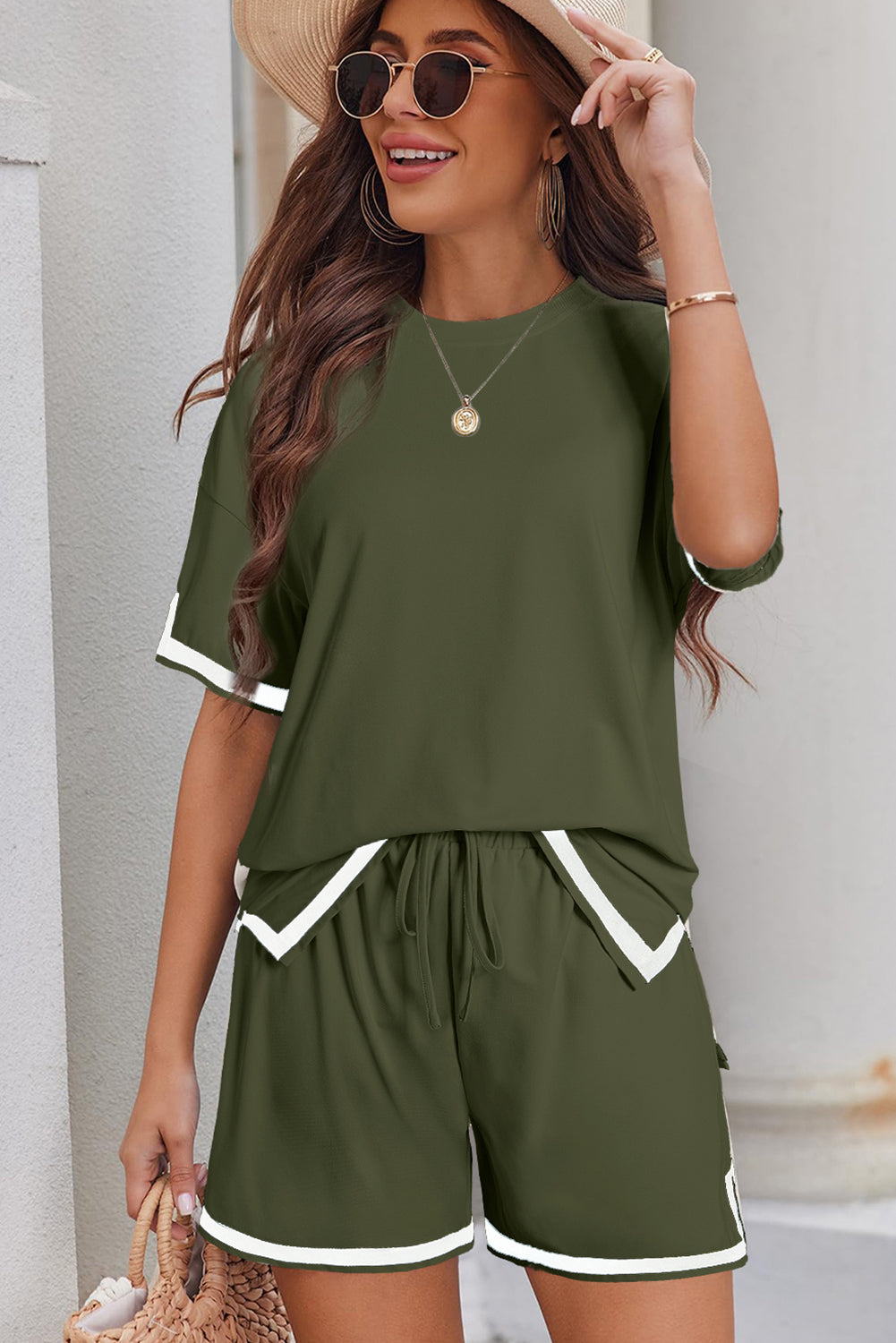 Conjunto de camiseta y pantalones cortos con ribete en contraste en verde viñedo