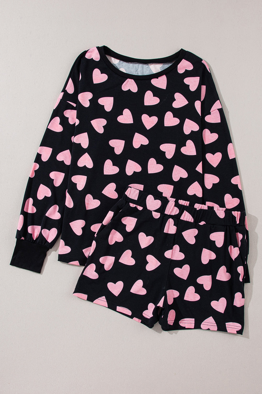 Conjunto de salón con top y pantalones cortos de manga larga y estampado en forma de corazón de San Valentín en color negro