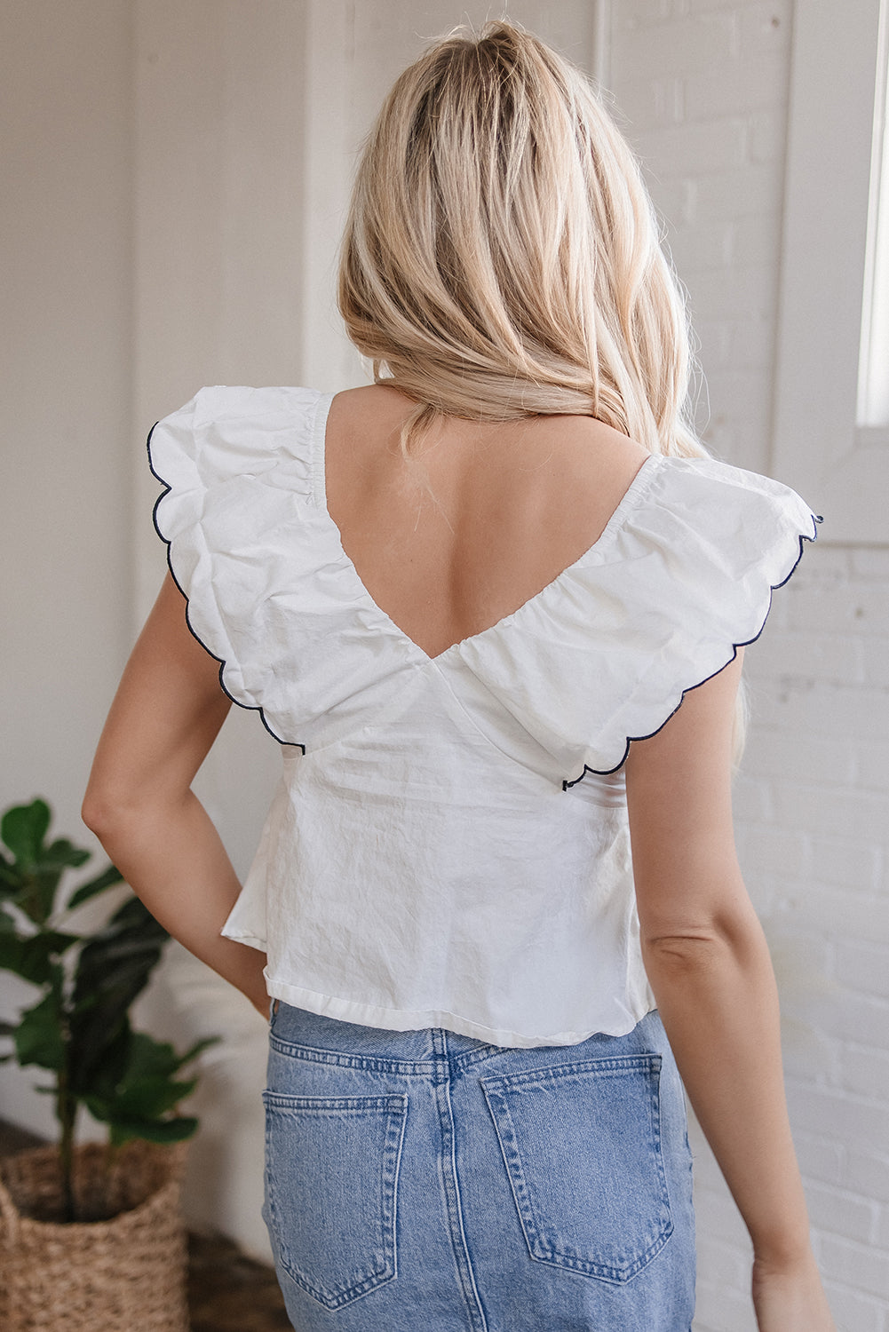 Blusa con escote en V, volantes y lazo en contraste blanco