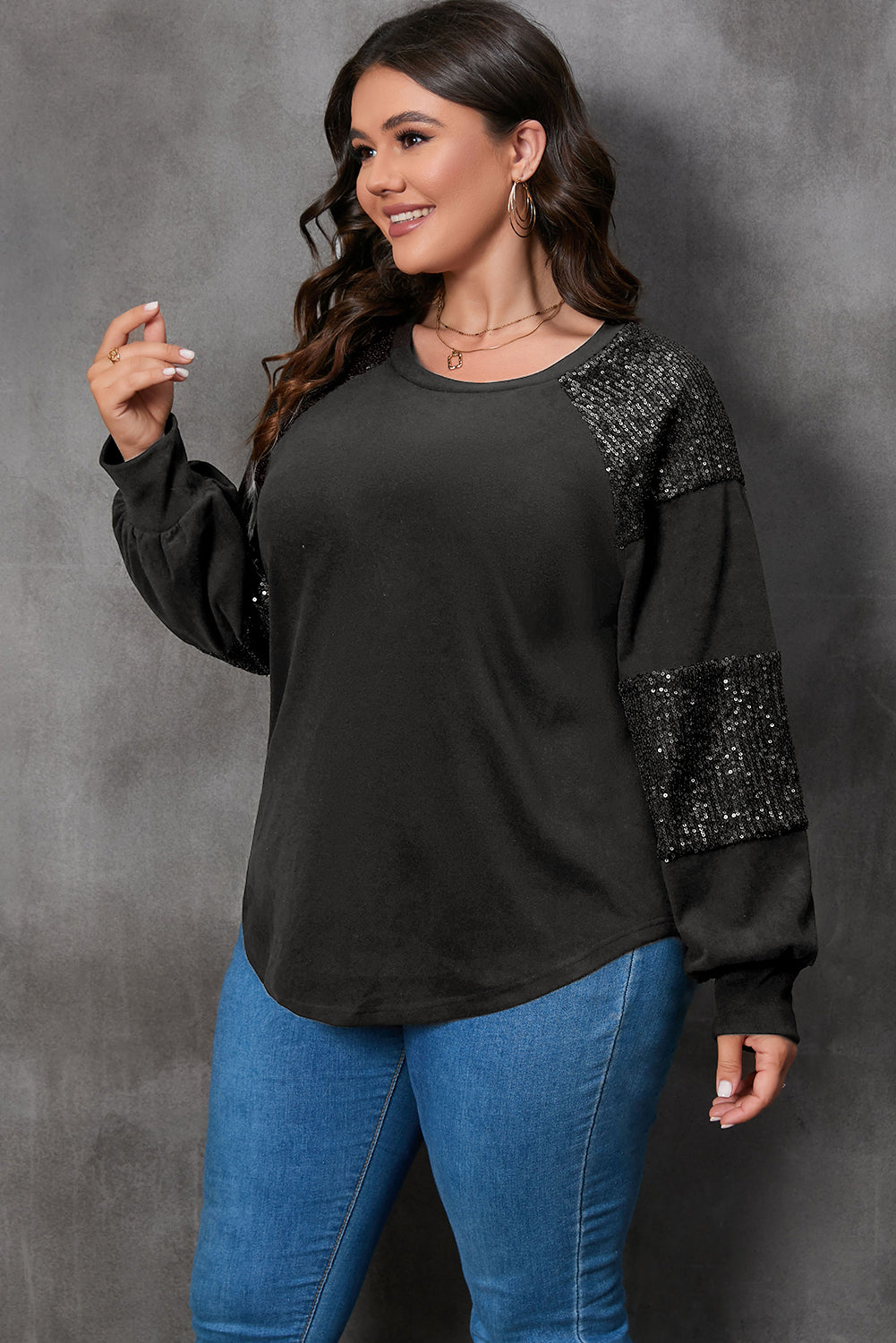 Blusa de manga larga con cuello redondo y parches de lentejuelas en color negro de talla grande