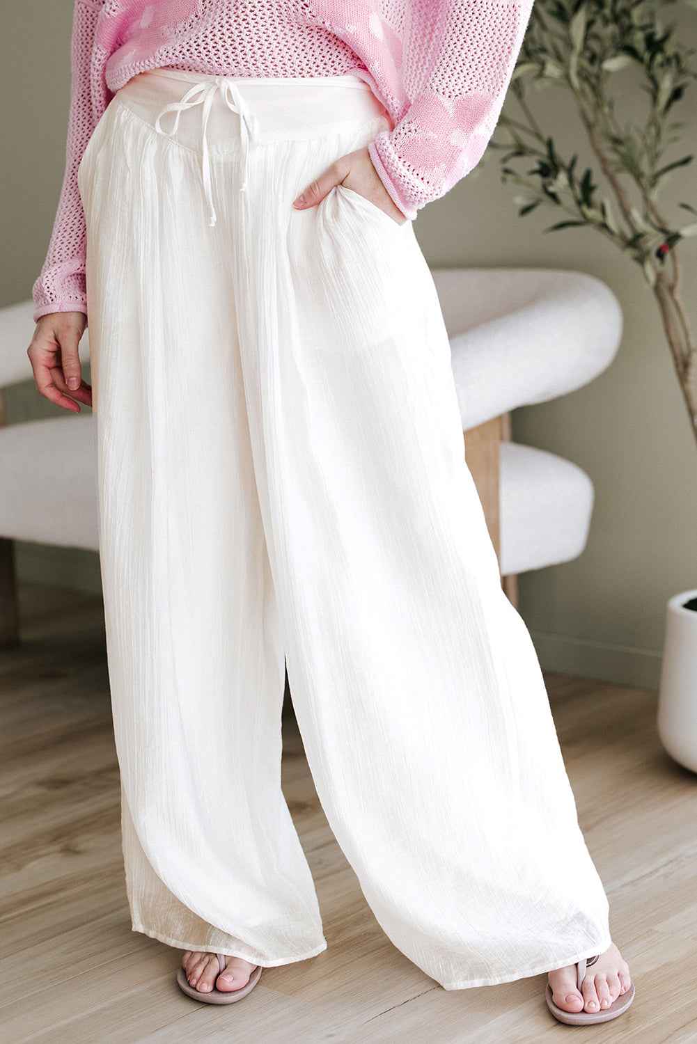 Pantalones anchos plisados ​​con cintura anudada y estilo casual blanco