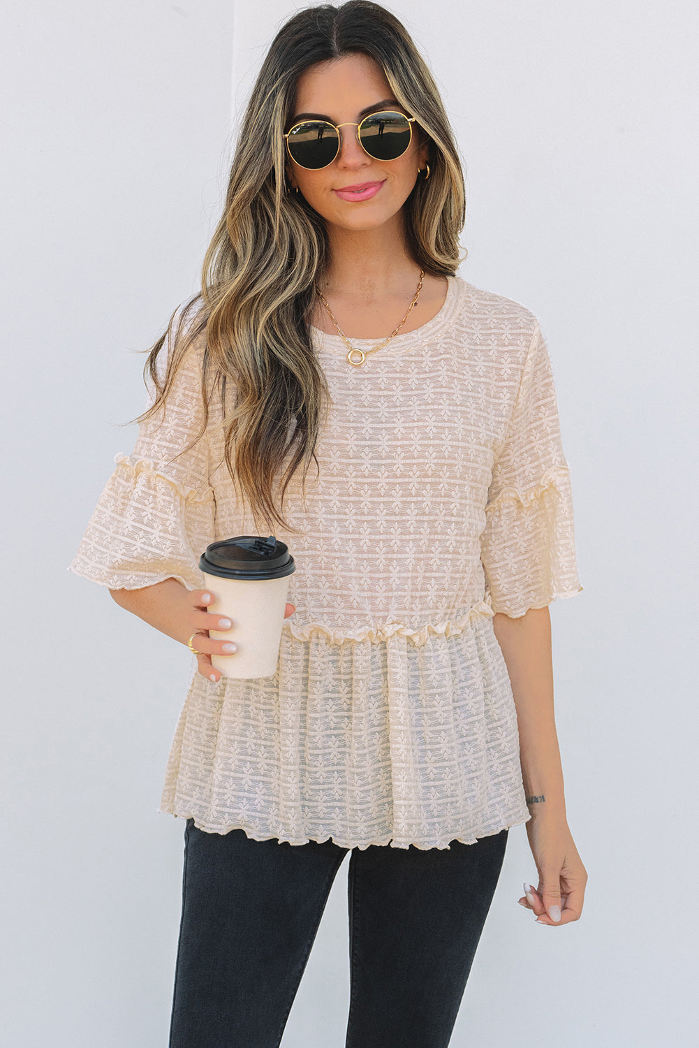 Blusa texturizada de color beige liso con mangas cortas y volantes