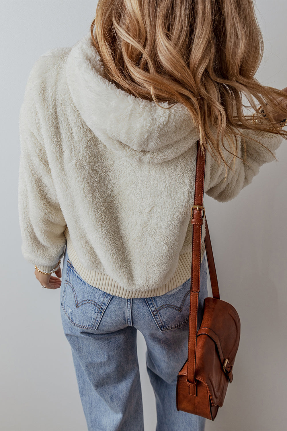 Sudadera con capucha de felpa con borde acanalado en contraste blanco