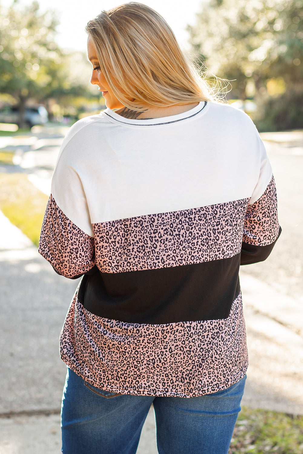 Blusa de talla grande con escote en V, manga larga y estampado de leopardo en negro