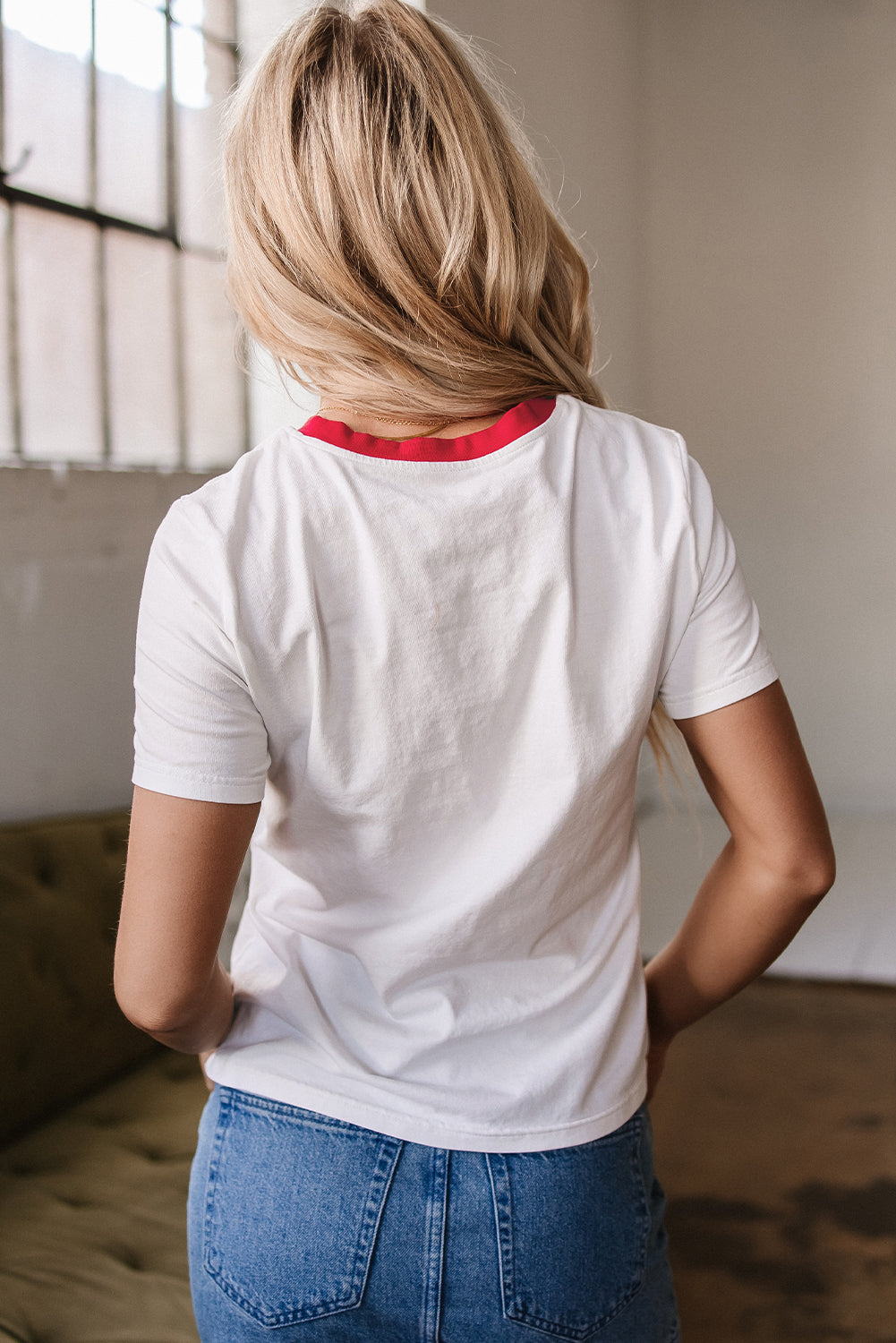 Camiseta de cuello redondo en contraste con estampado de rayas de arcoíris blancas