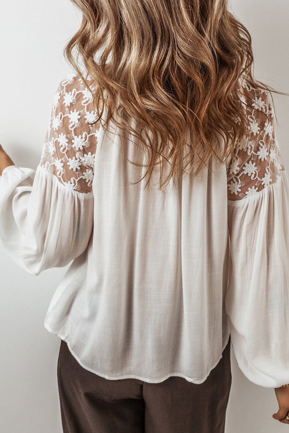 Blusa con cuello en V anudado y mangas abullonadas con patchwork de encaje floral blanco