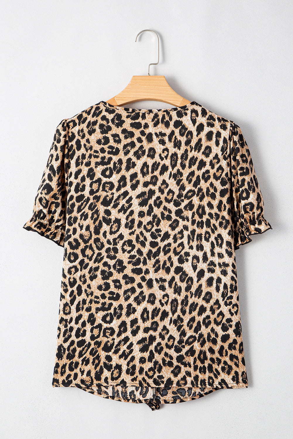 Blusa de manga corta con cuello en cascada, volantes y estampado de leopardo en color caqui