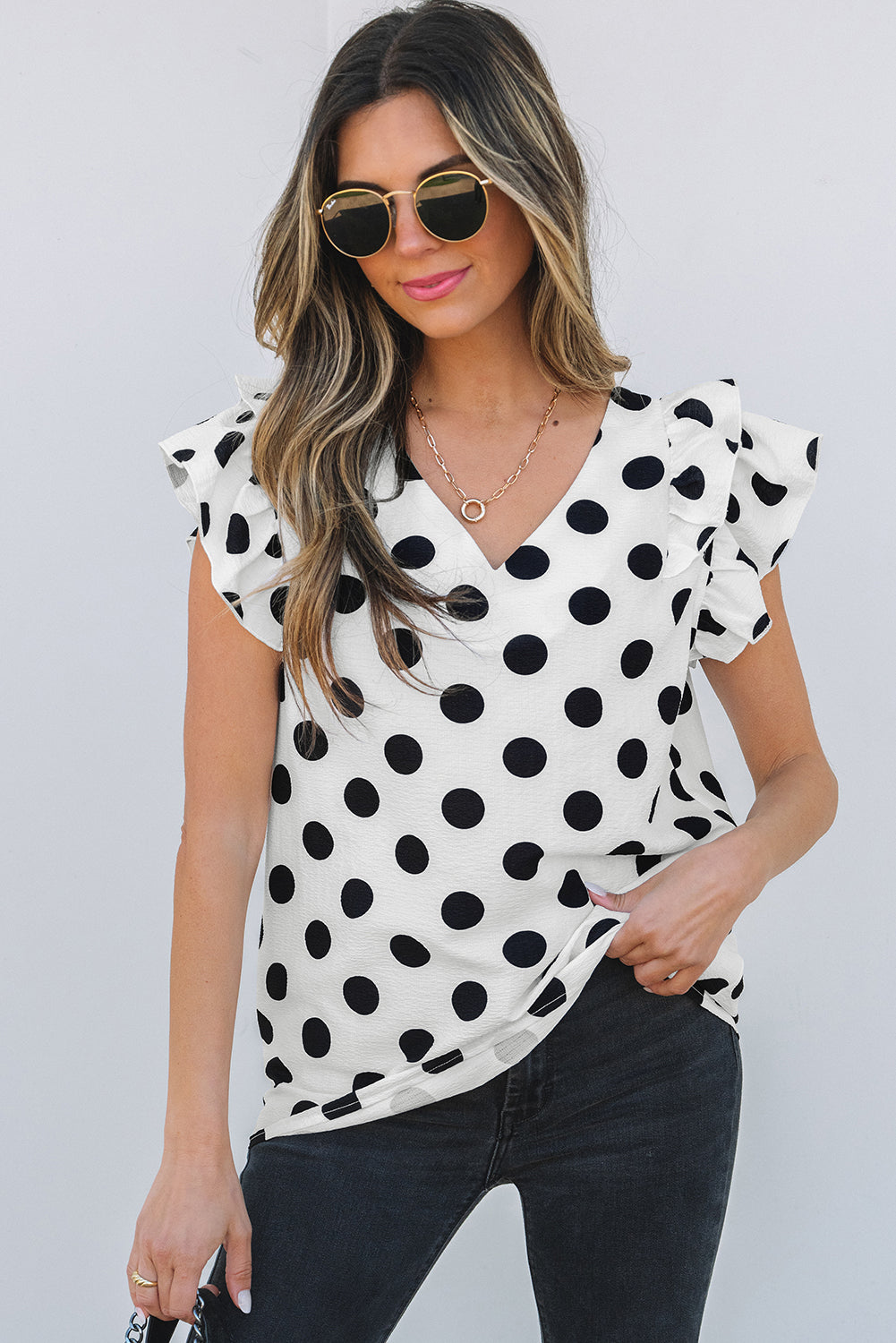 Blusa con escote en V y mangas con volantes y estampado de lunares blancos