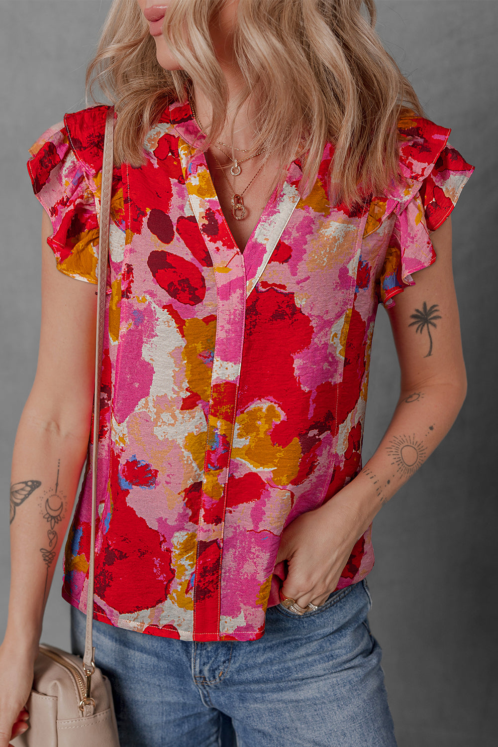 Blusa de manga corta con escote en V dividido y volantes con estampado abstracto rojo