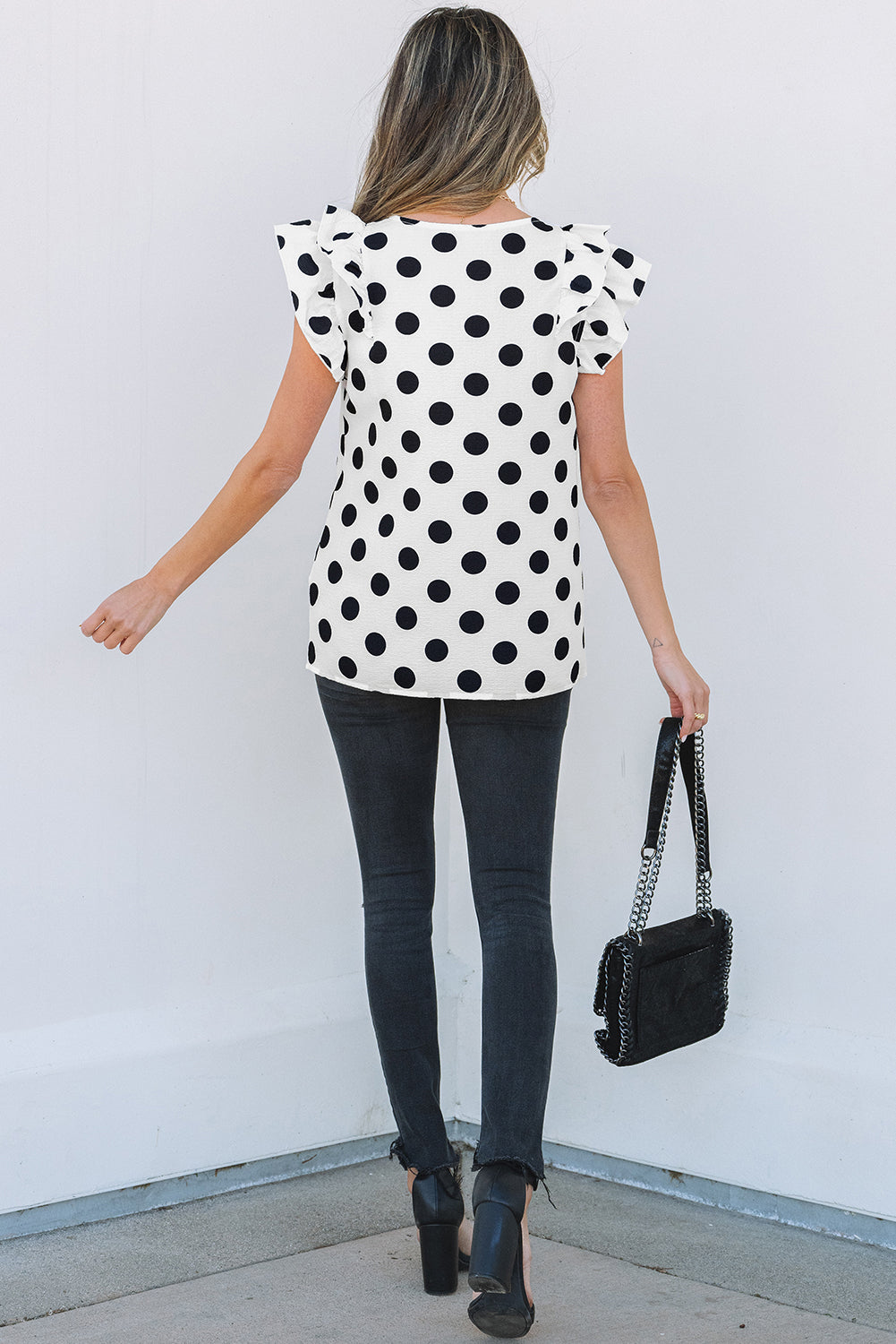 Blusa con escote en V y mangas con volantes y estampado de lunares blancos