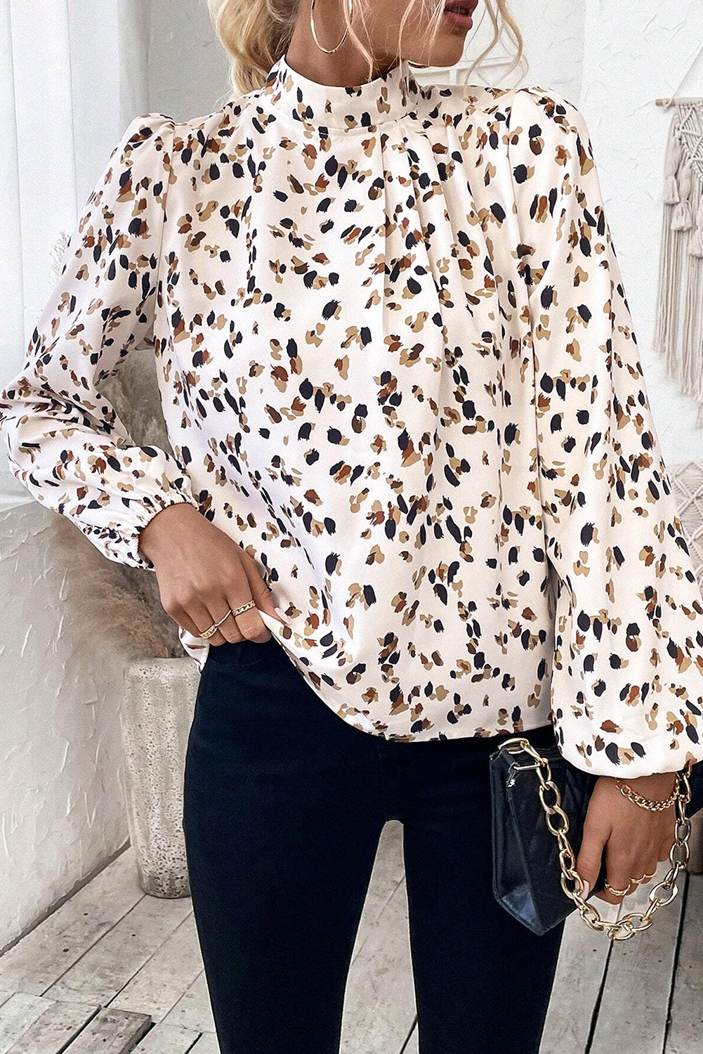 Blusa plisada con cuello alto y mangas farol con estampado de leopardo blanco