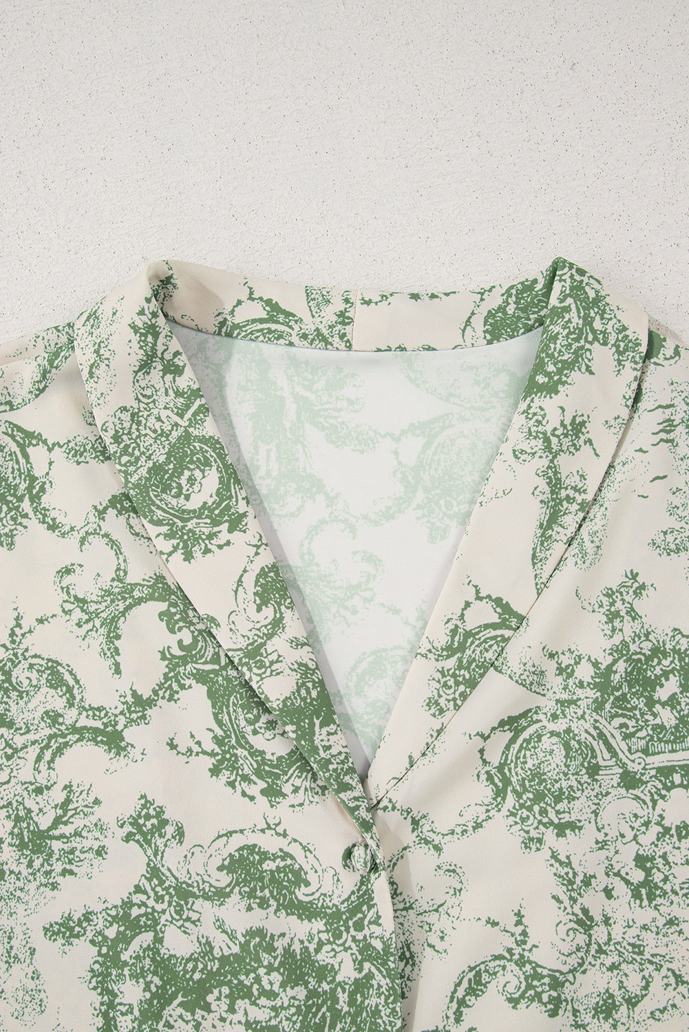 Camisa con mangas 3/4 anudadas y faja con estampado de paisaje verde