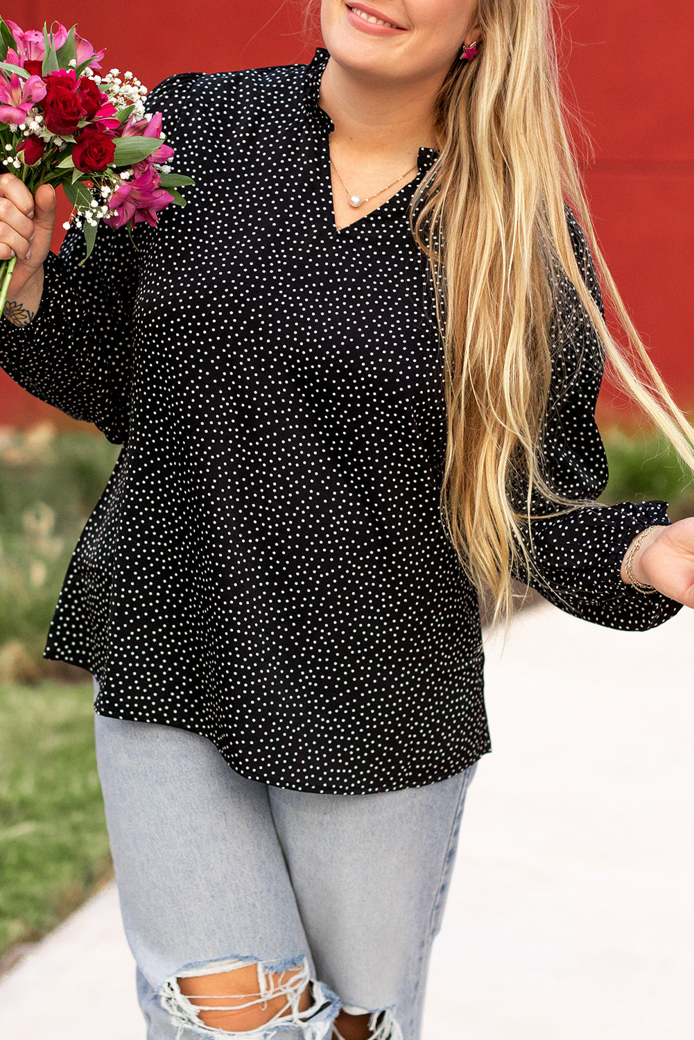 Blusa negra con escote en V y estampado de leopardo en talla grande