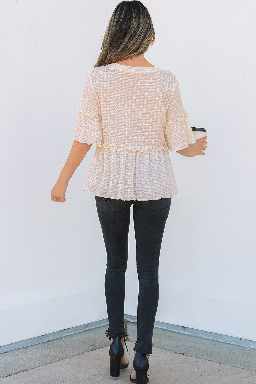 Blusa texturizada de color beige liso con mangas cortas y volantes