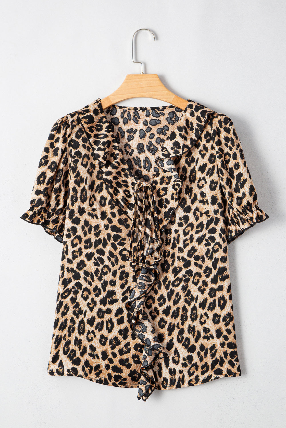 Blusa de manga corta con cuello en cascada, volantes y estampado de leopardo en color caqui