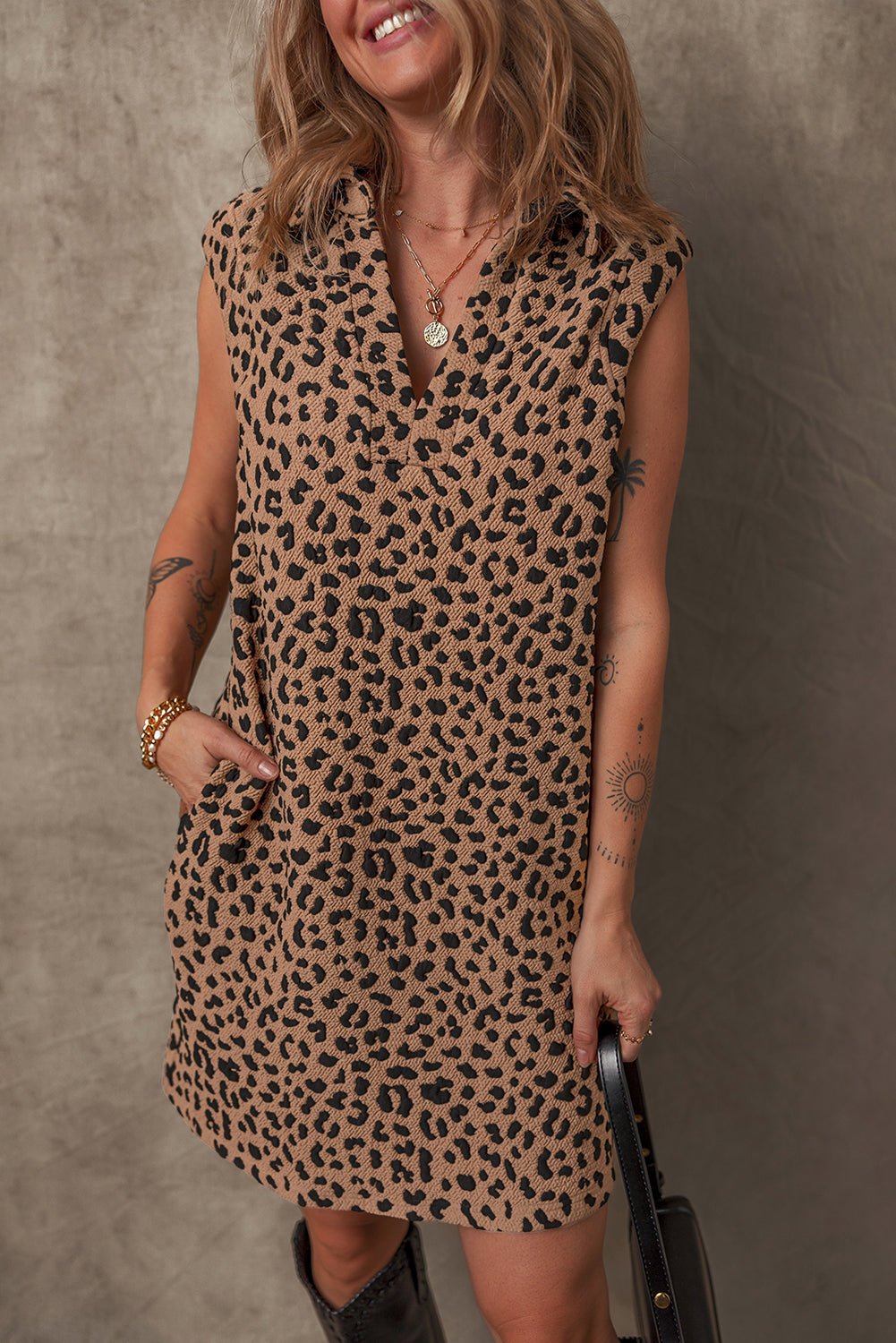 Vestido corto con cuello en V, sin mangas y estampado de leopardo en color caqui