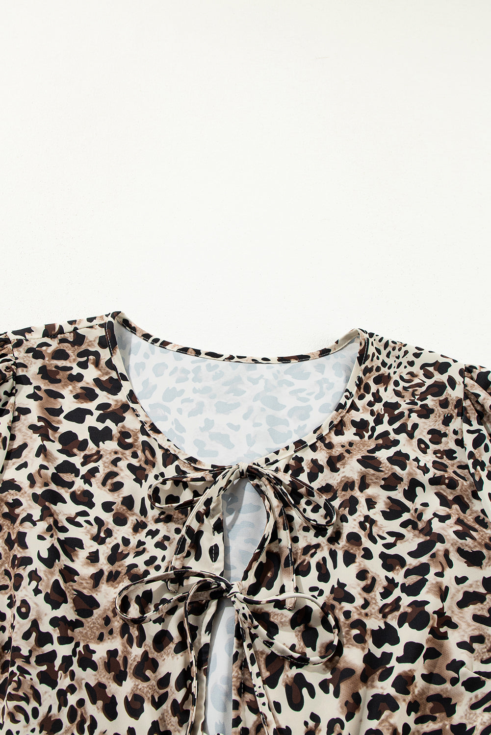 Blusa con volantes, mangas 3/4 y estampado de leopardo en color caqui, con cordones, talla grande