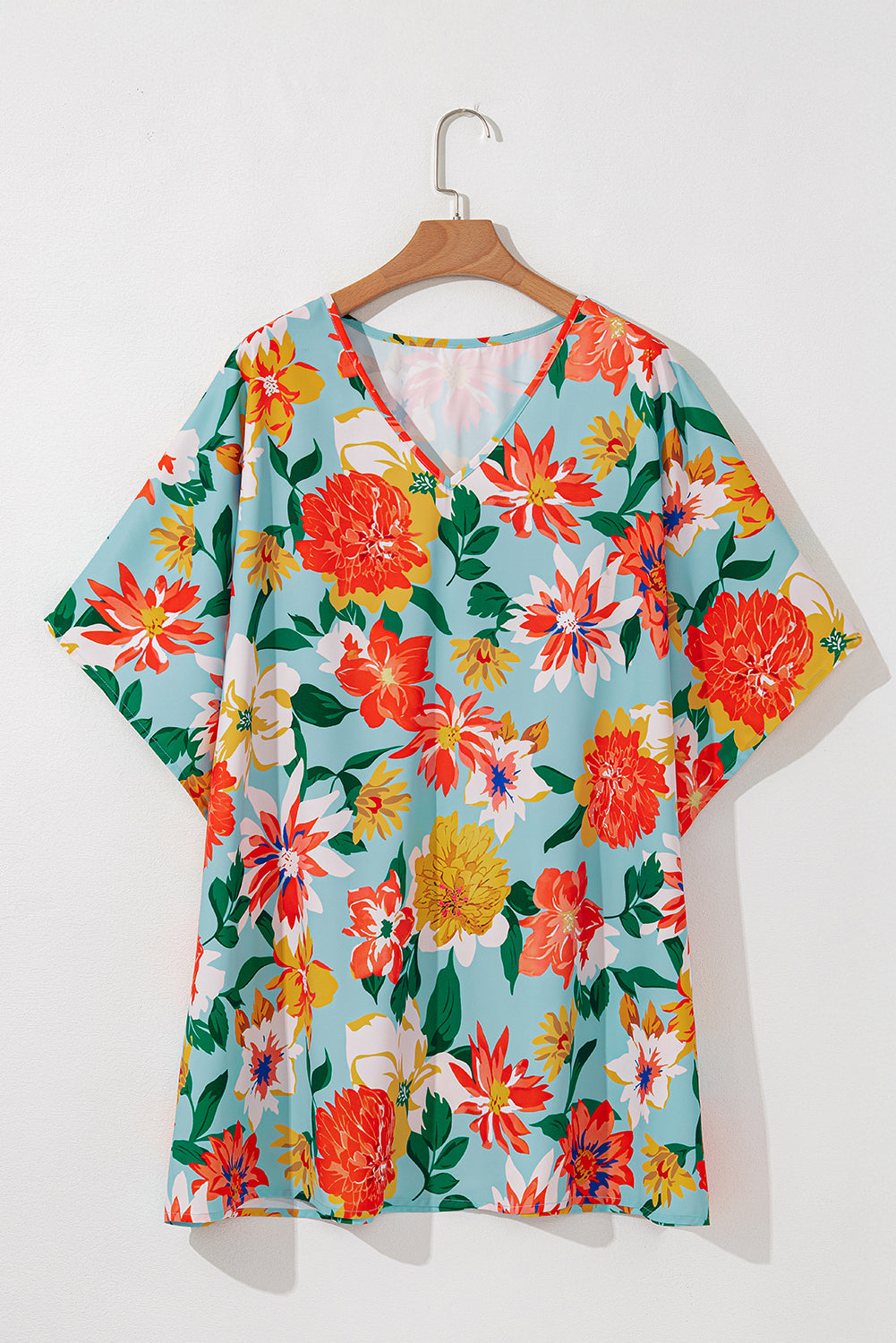 Blusa con cuello en V y mangas murciélago con estampado floral en talla grande en color azul cielo