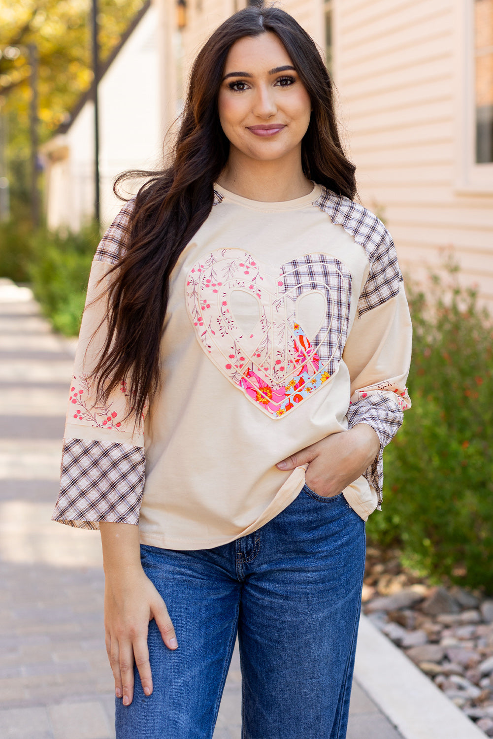 Blusa de manga larga ancha con estampado floral de corazones de la paz y cuadros en beige