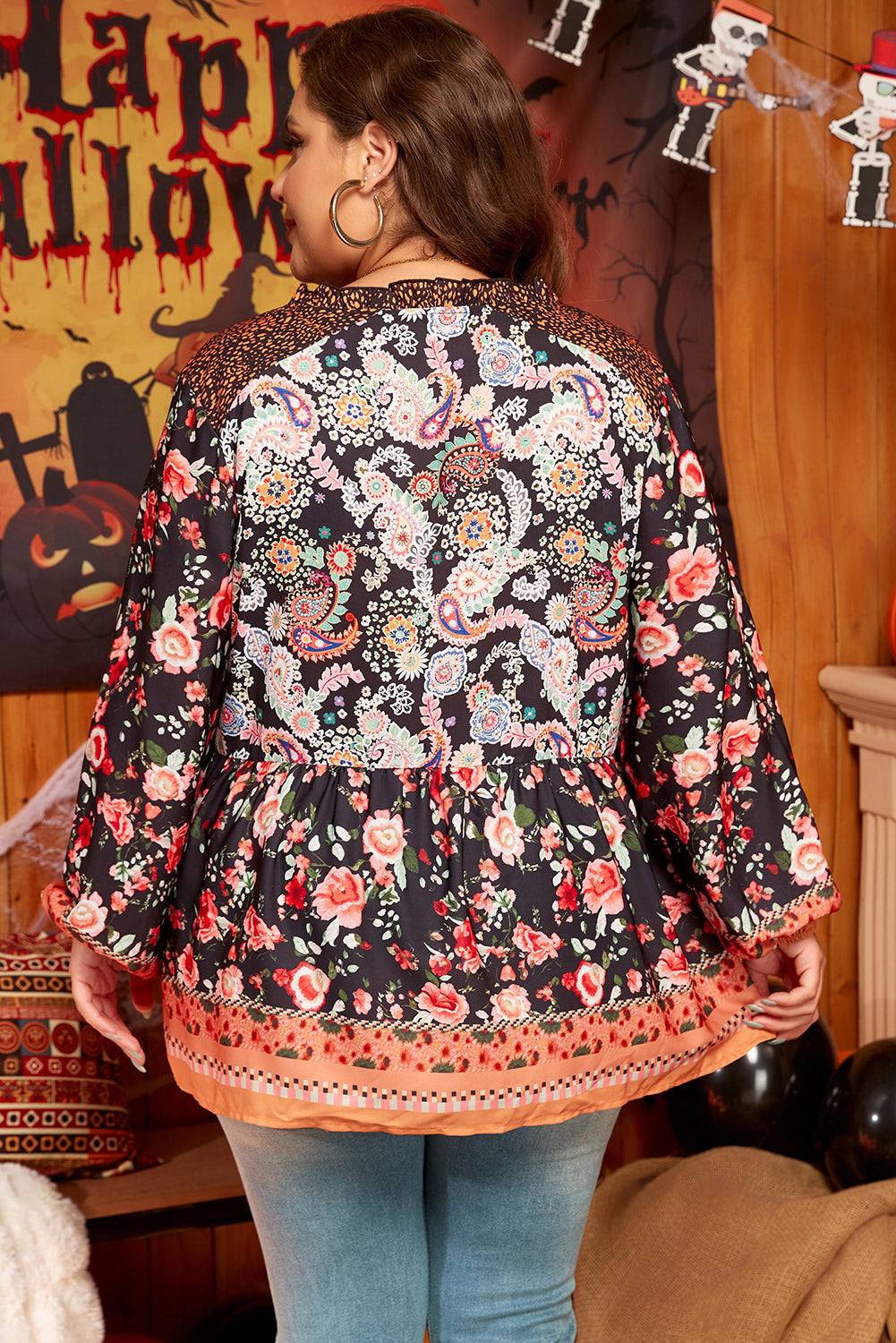 Blusa negra de talla grande con estampado floral de cachemira, escote en V y mangas abullonadas