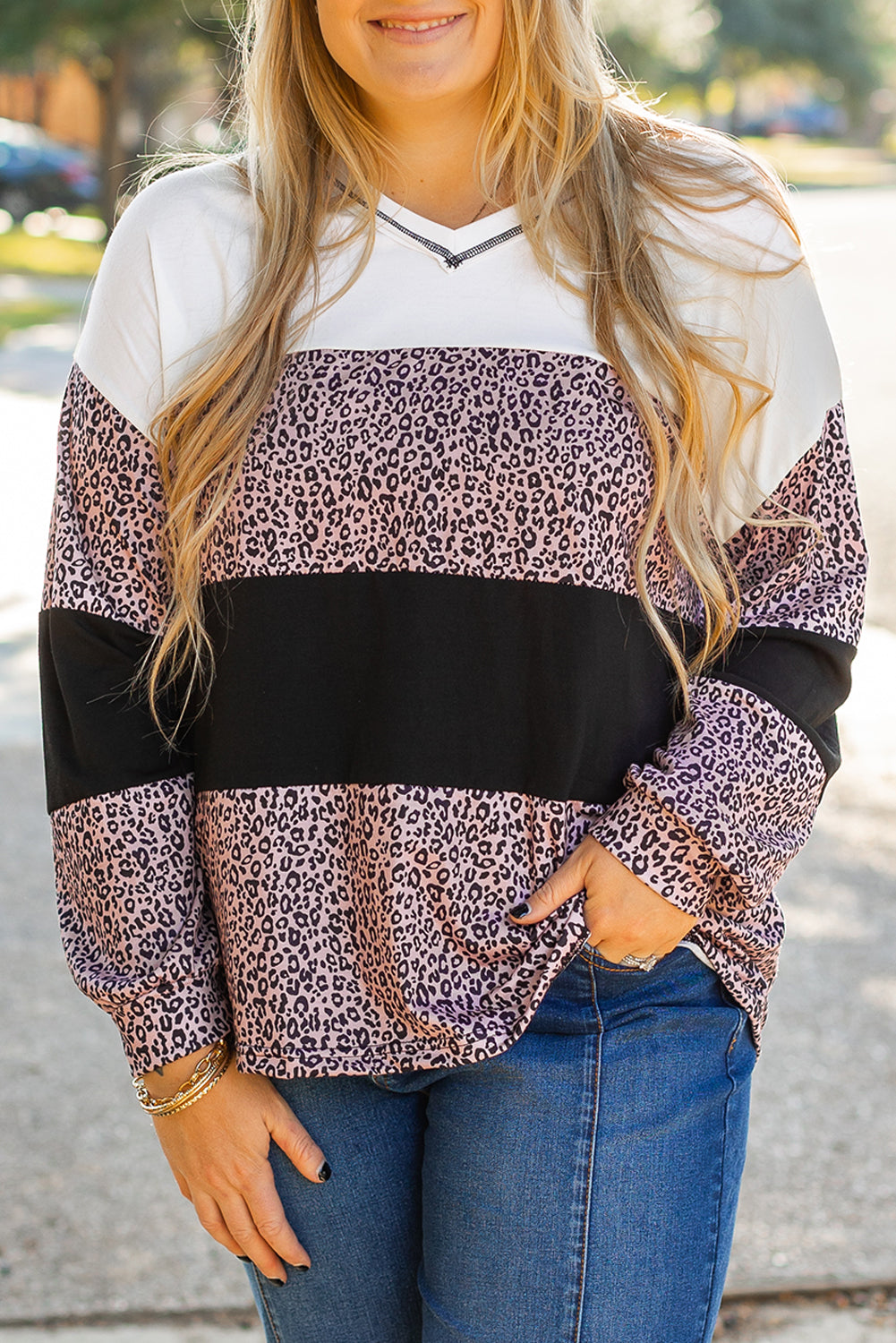 Blusa de talla grande con escote en V, manga larga y estampado de leopardo en negro