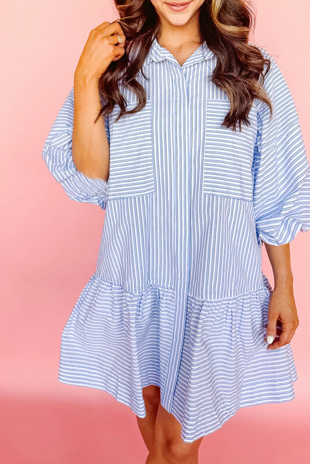 Vestido camisero abotonado con bolsillos en el pecho y mangas abullonadas de rayas de color azul cielo