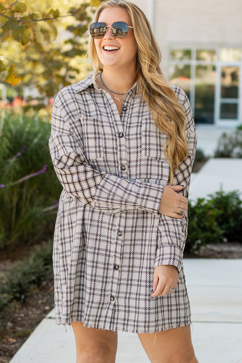 Vestido camisero tipo túnica con dobladillo sin rematar y botones a cuadros de rayas blancas en talla grande