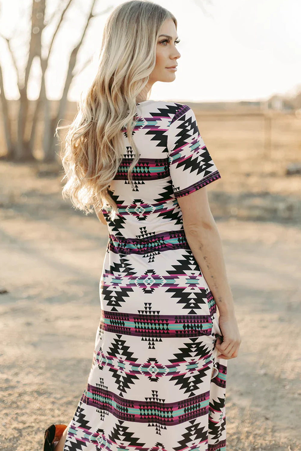 Vestido largo estilo camiseta con estampado azteca occidental en color beige