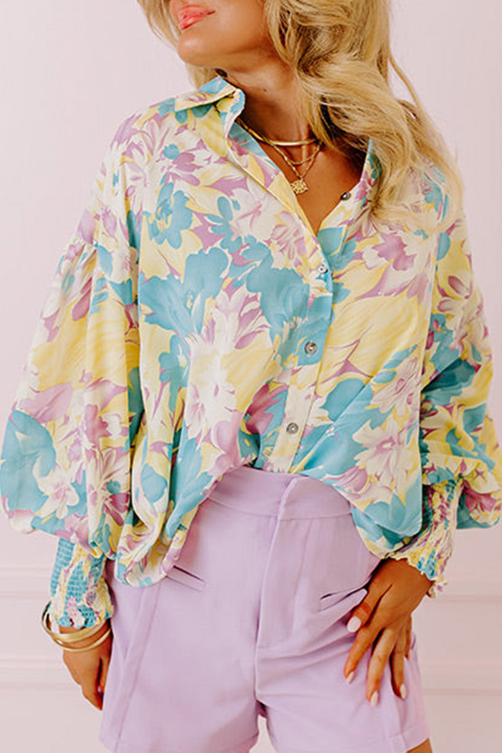 Camisa oversize con puños fruncidos y estampado floral amarillo