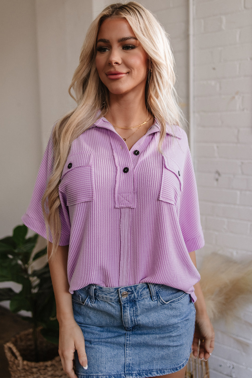 Blusa de manga corta con botones, cuello, bolsillo con solapa y cordón con ramo de orquídeas