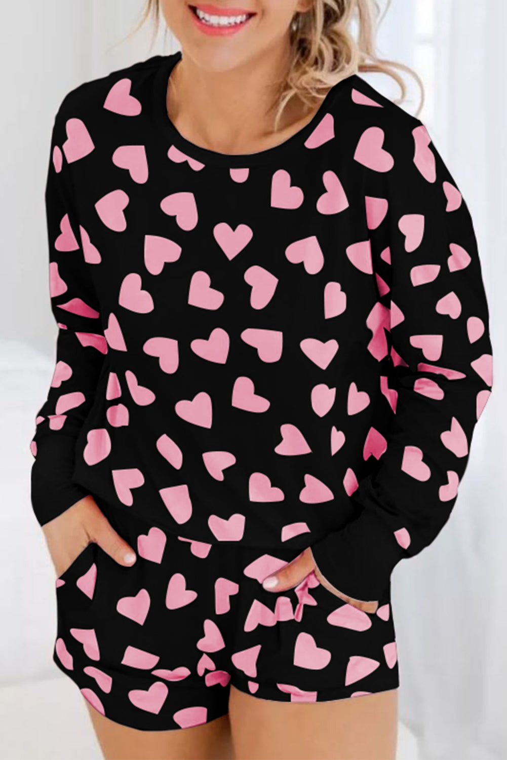 Conjunto de salón con top y pantalones cortos de manga larga y estampado en forma de corazón de San Valentín en color negro