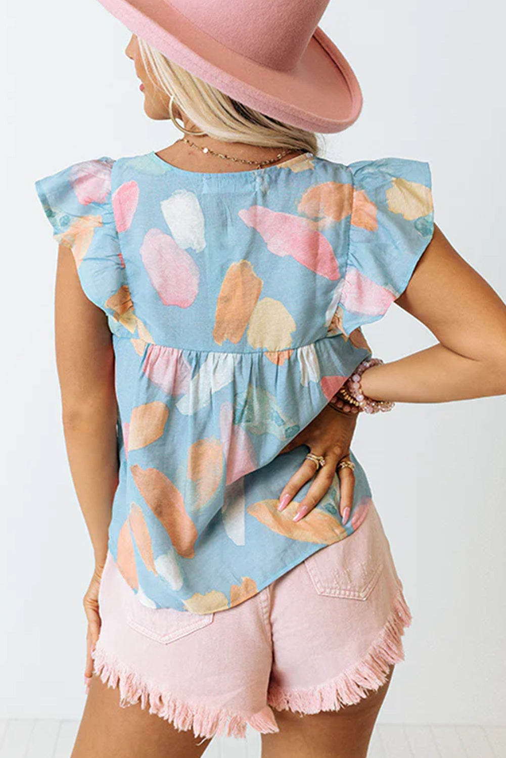 Blusa con mangas cortas y volantes con estampado de manchas en azul cielo