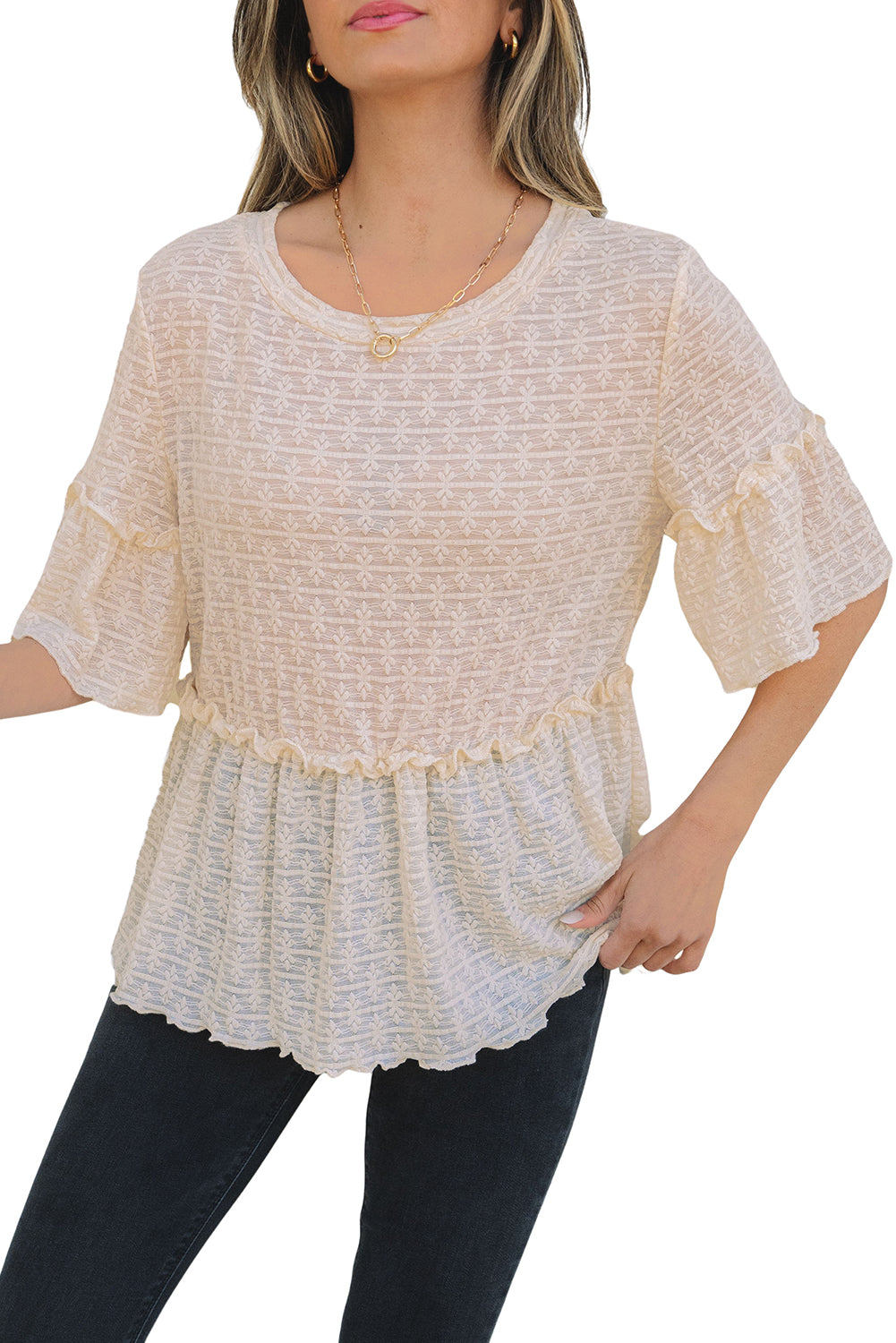 Blusa texturizada de color beige liso con mangas cortas y volantes