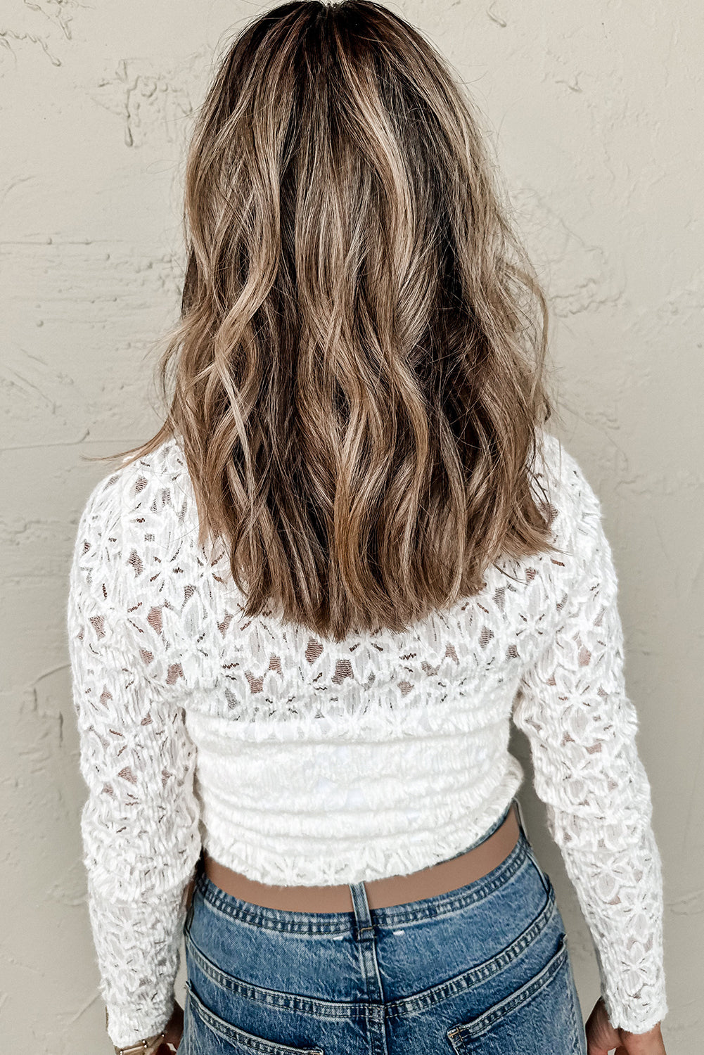 Blusa de manga larga con escote alto y encaje de flores blancas transparente