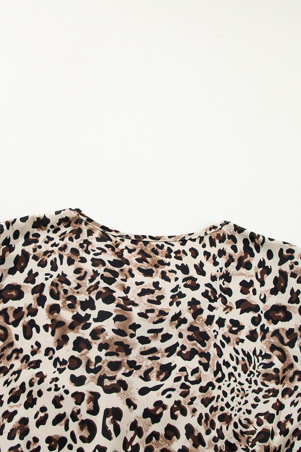 Blusa con volantes, mangas 3/4 y estampado de leopardo en color caqui, con cordones, talla grande