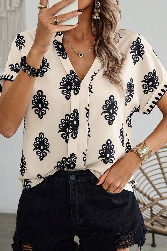 Blusa negra con cuello en V y manga corta con estampado geométrico