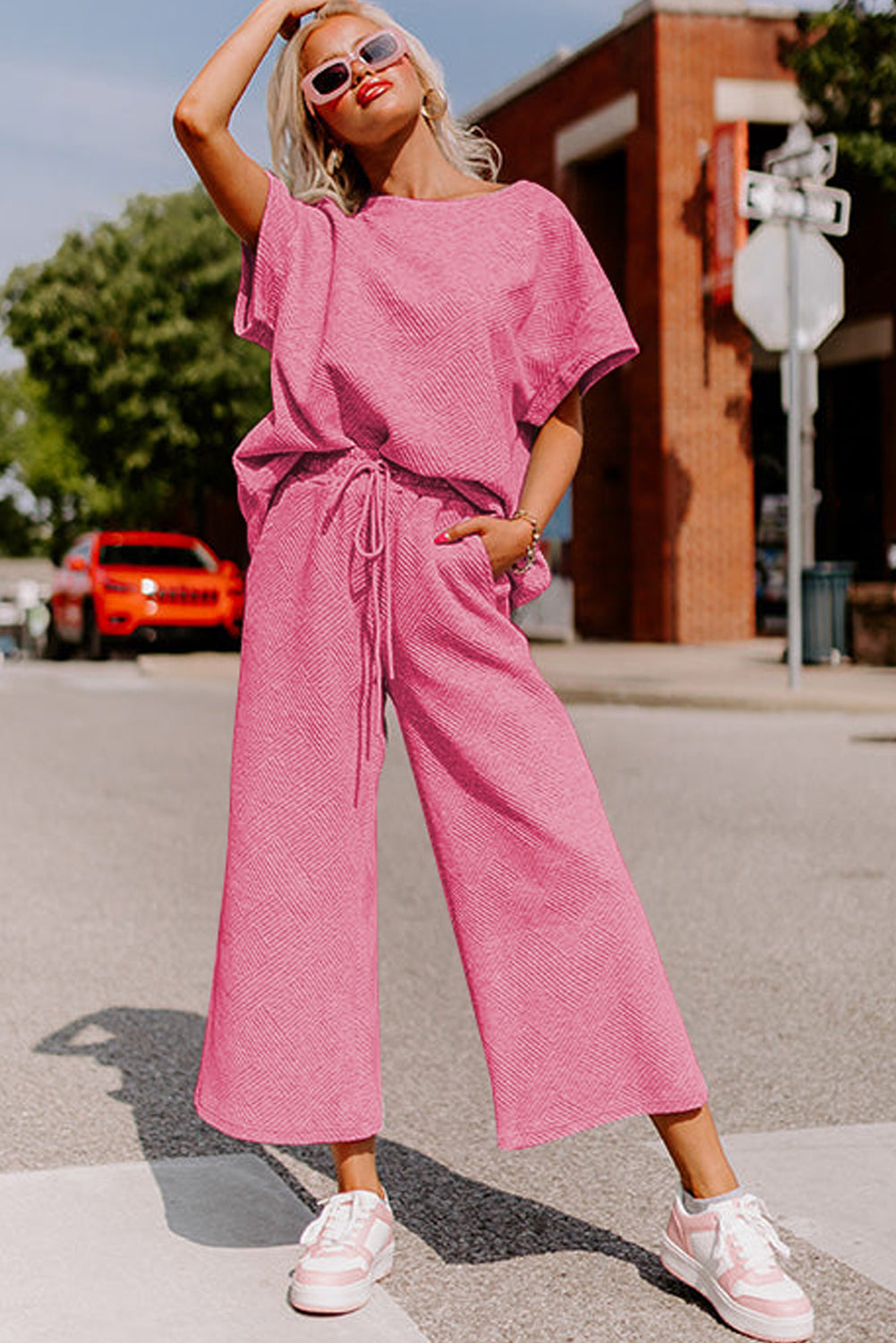 Conjunto de camiseta holgada con textura y pantalones con cordón en color rosa fresa