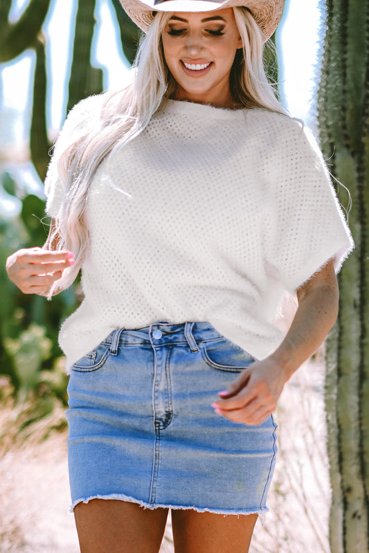 Camiseta de punto con ojales peludos de color blanco