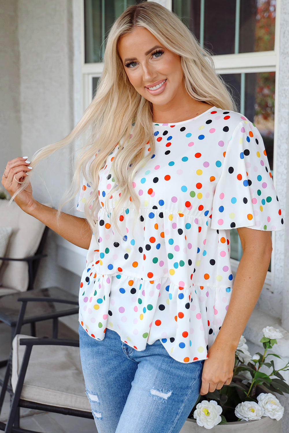 Blusa babydoll con volantes y mangas cortas con lunares de colores blancos