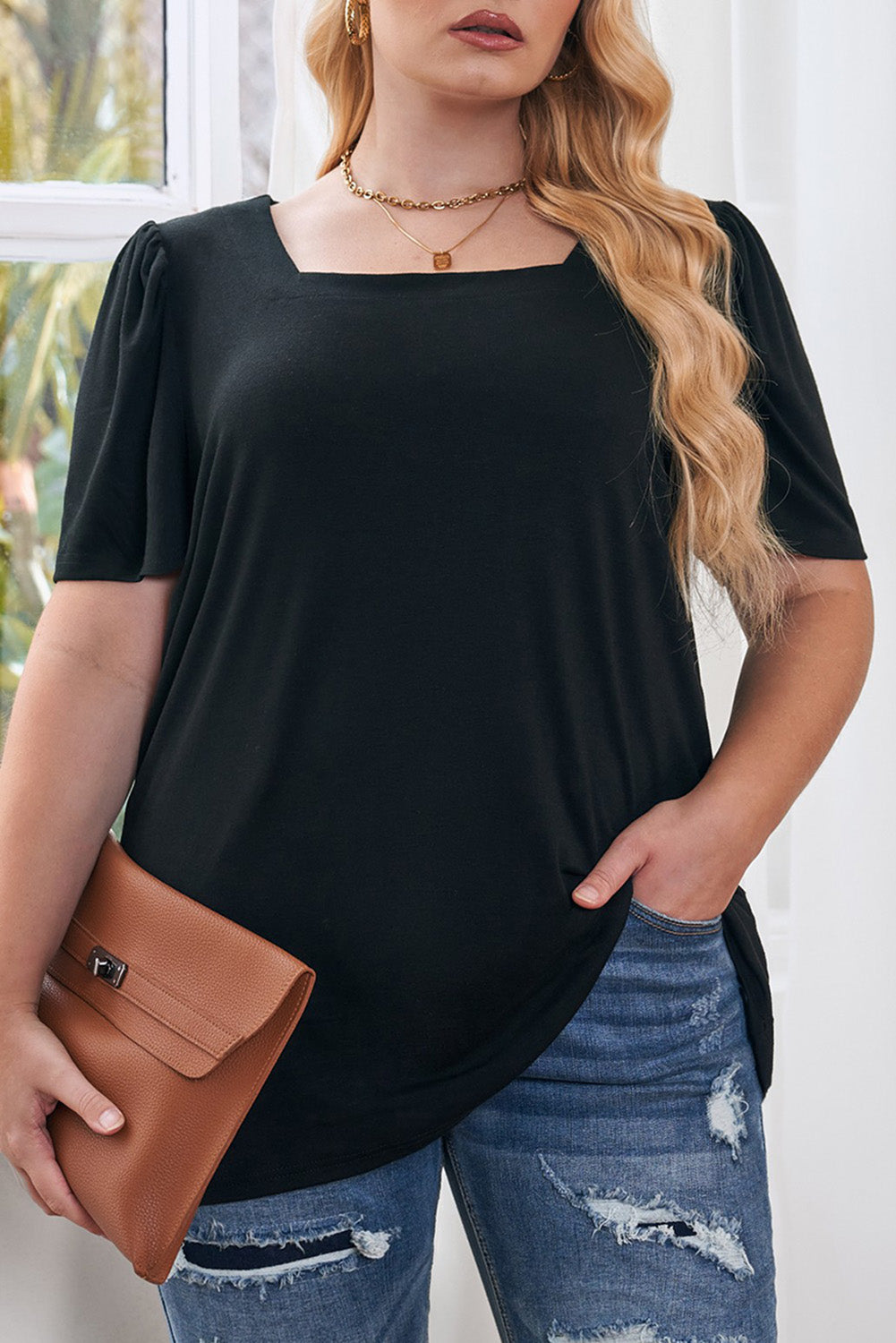 Blusa negra de manga corta con hombros fruncidos y escote cuadrado en talla grande