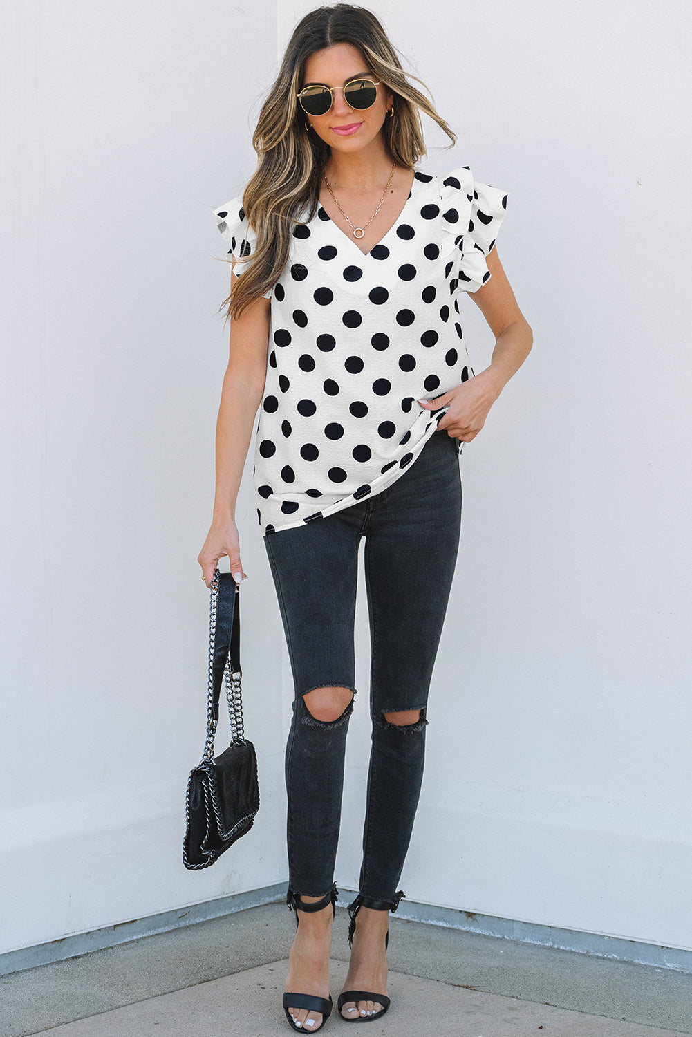 Blusa con escote en V y mangas con volantes y estampado de lunares blancos