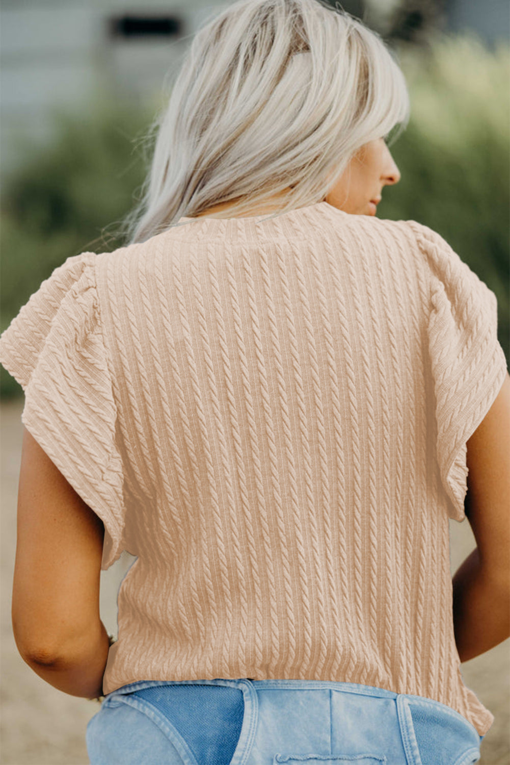 Blusa con mangas onduladas y textura en color beige liso