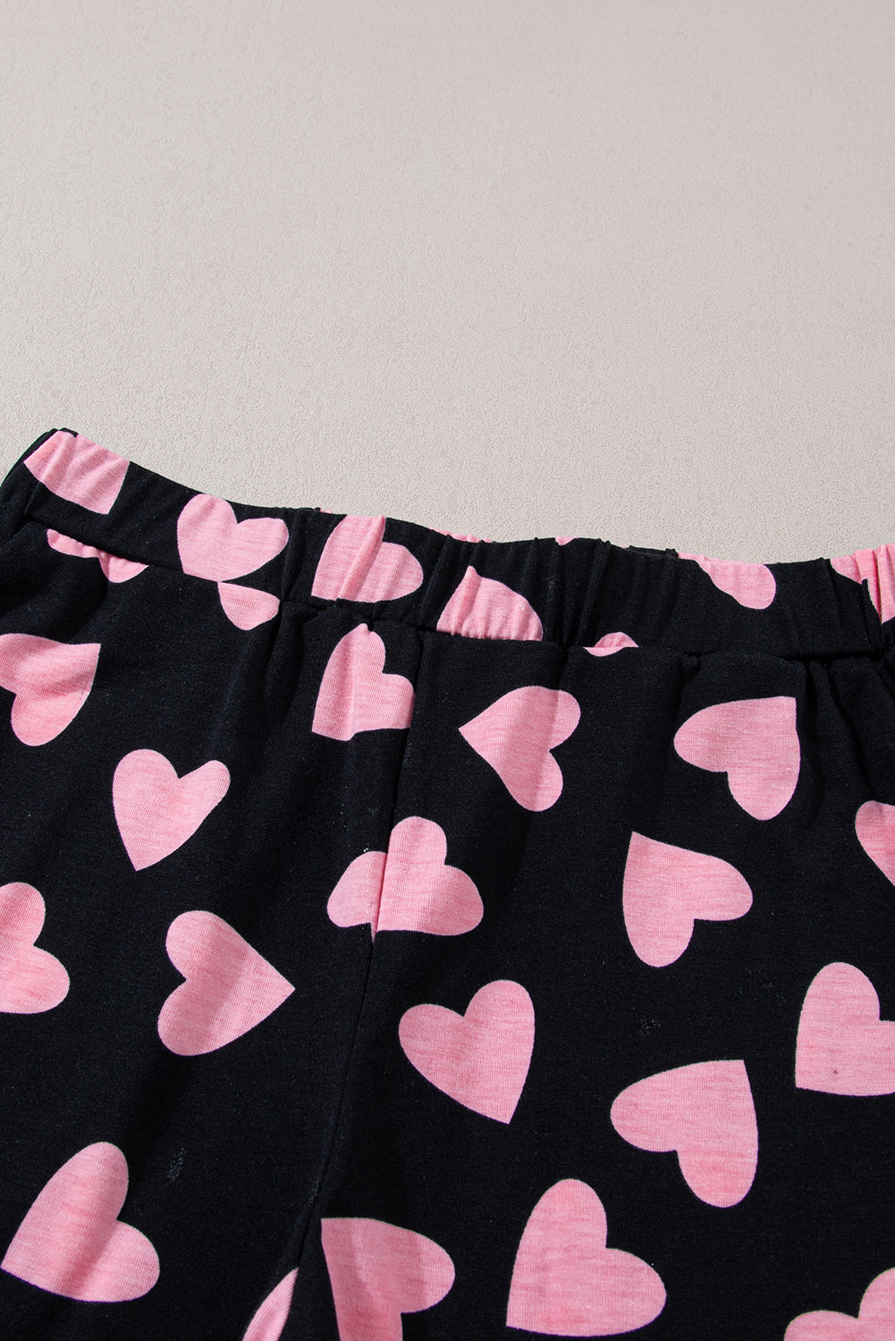 Conjunto de salón con top y pantalones cortos de manga larga y estampado en forma de corazón de San Valentín en color negro