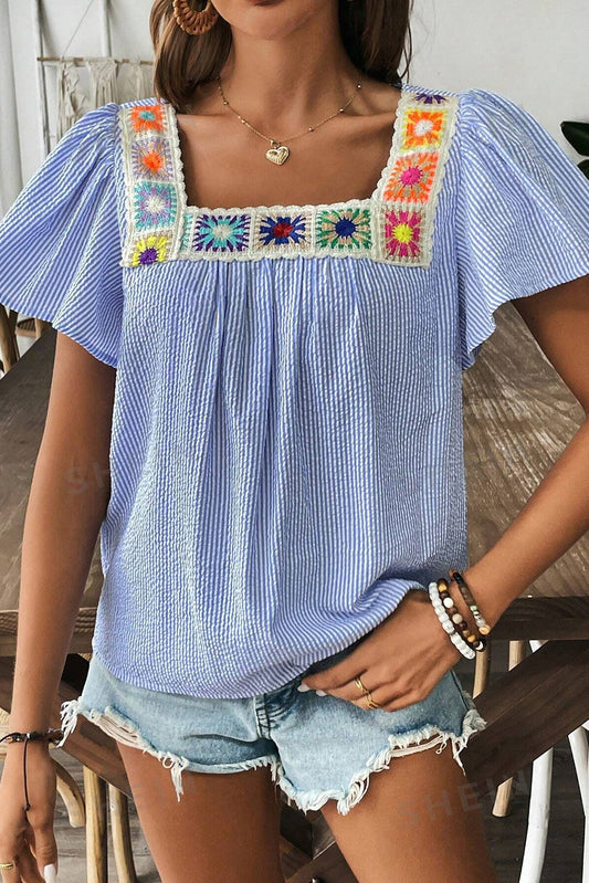 Blusa de escote cuadrado con detalle bohemio, manga corta, volantes texturizados y rayas en azul cielo