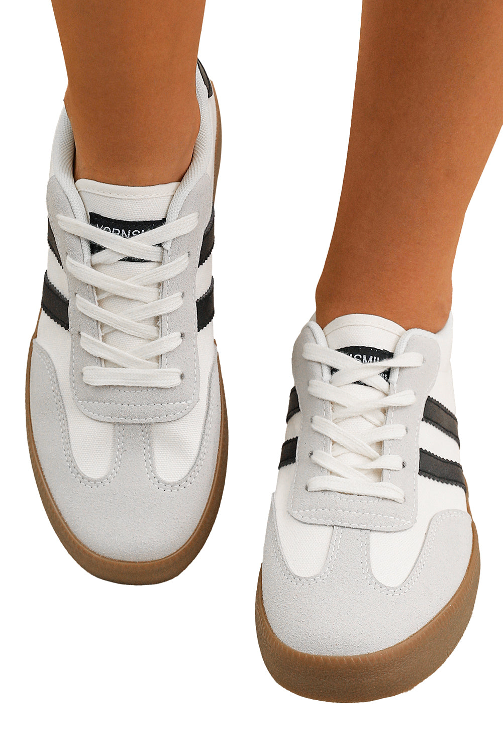 Zapatillas planas con cordones y rayas blancas