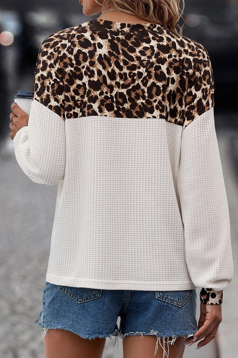 Blusa con cuello en V y botones de patchwork en punto gofre con estampado de leopardo blanco